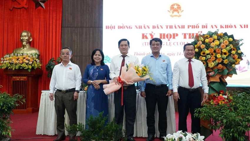 Ông Hồng trúng cử chức danh Chủ tịch UBND TP Dĩ An. Ảnh: DA Ông Hồng trúng cử chức danh Chủ tịch UBND TP Dĩ An. Ảnh: DA
