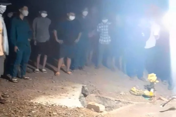 Thi thể người đàn ông được phát hiện dưới cống thoát nước. Ảnh: TT Thi thể người đàn ông được phát hiện dưới cống thoát nước. Ảnh: TT