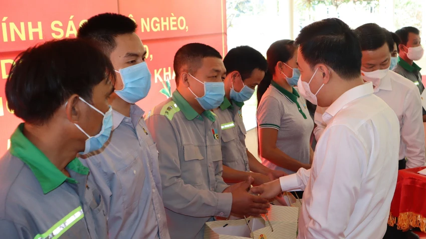 Lãnh đạo tỉnh Bình Phước trao quà cho người lao động có hoàn cảnh khó khăn. Ảnh: DH