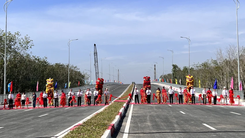 Lãnh đạo hai tỉnh cắt băng khánh thành cây cầu nối hai tỉnh Bình Dương và Tây Ninh. Ảnh: LÊ ÁNH Lãnh đạo hai tỉnh cắt băng khánh thành cây cầu nối hai tỉnh Bình Dương và Tây Ninh. Ảnh: LÊ ÁNH