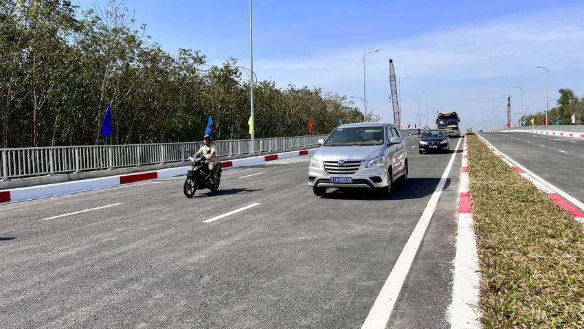 Cây cầu được thông xe không chỉ thúc đẩy kinh tế hai tỉnh phát triển mà cùng góp phần cho phát triển kinh tế của cả Đông Nam Bộ. Ảnh: LÊ ÁNH Cây cầu được thông xe không chỉ thúc đẩy kinh tế hai tỉnh phát triển mà cùng góp phần cho phát triển kinh tế của cả Đông Nam Bộ. Ảnh: LÊ ÁNH