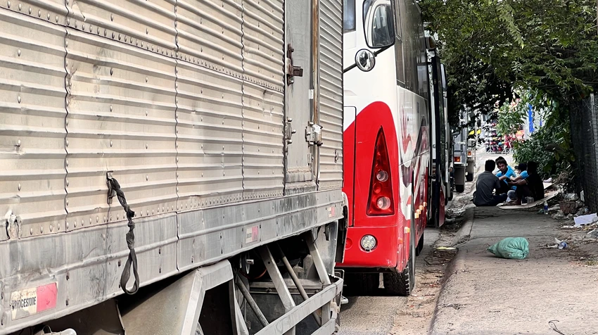 Các tài xế ngồi chờ bên lề đường trước cổng Trung tâm đăng kiểm xe cơ giới 61-04D (phường An Thạnh, TP Thuận An). Ảnh: LÊ ÁNH Các tài xế ngồi chờ bên lề đường trước cổng Trung tâm đăng kiểm xe cơ giới 61-04D (phường An Thạnh, TP Thuận An). Ảnh: LÊ ÁNH