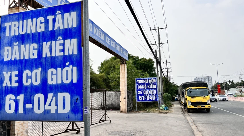 Tại Trung tâm đăng kiểm xe cơ giới 61-04D (phường An Thạnh, TP Thuận An) các xe cũng nối dài trên Đại lộ Bình Dương. Ảnh: LÊ ÁNH Tại Trung tâm đăng kiểm xe cơ giới 61-04D (phường An Thạnh, TP Thuận An) các xe cũng nối dài trên Đại lộ Bình Dương. Ảnh: LÊ ÁNH