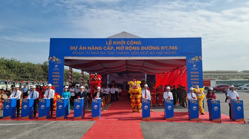 Lãnh đạo tỉnh Bình Dương nhấn nút khởi công mở rộng, nâng cấp tuyến đường ĐT 746. Ảnh: LA Lãnh đạo tỉnh Bình Dương nhấn nút khởi công mở rộng, nâng cấp tuyến đường ĐT 746. Ảnh: LA