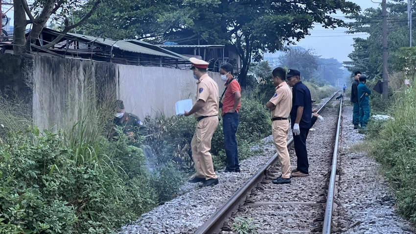 Công an khám nghiệm hiện trường điều tra vụ việc. Ảnh: LA Công an khám nghiệm hiện trường điều tra vụ việc. Ảnh: LA