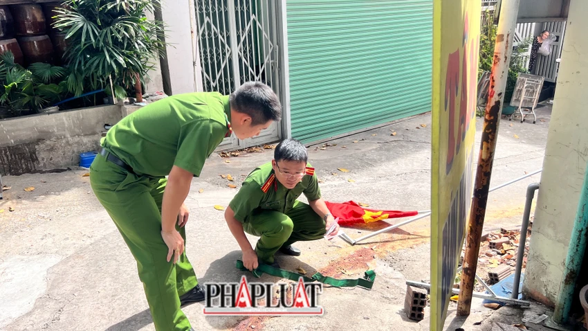 Lực lượng Kỹ thuật hình sự lấy mẫu máu để phục vụ công tác điều tra. Ảnh: LÊ ÁNH Lực lượng Kỹ thuật hình sự lấy mẫu máu để phục vụ công tác điều tra. Ảnh: LÊ ÁNH