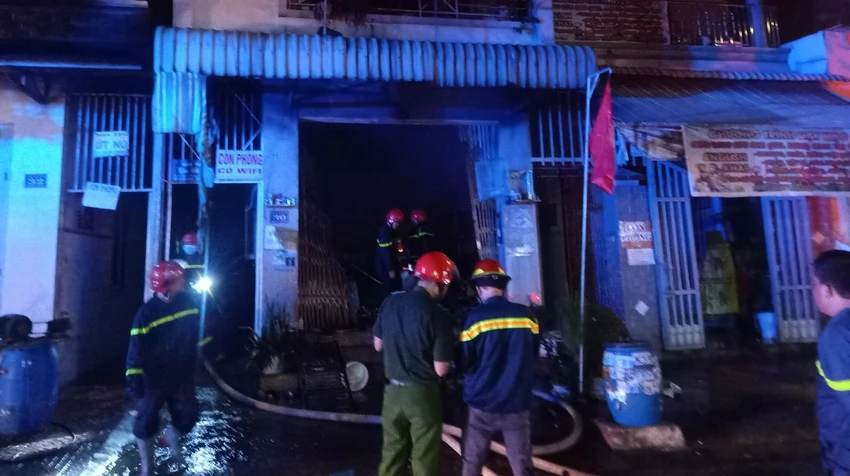Lực lượng PCCC đã khống chế và dập tắt ngọn lửa sau thời gian ngắn. Ảnh: CACC Lực lượng PCCC đã khống chế và dập tắt ngọn lửa sau thời gian ngắn. Ảnh: CACC