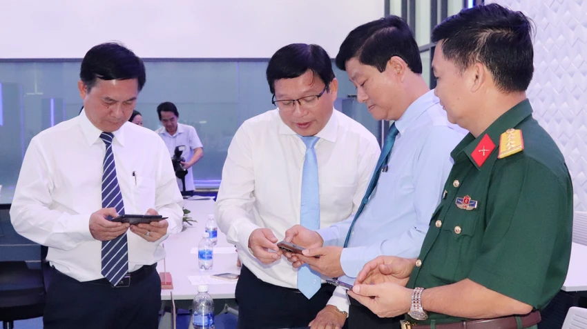 Lãnh đạo, cán bộ tỉnh Bình Dương cài đặt App Bình Dương số. Lãnh đạo, cán bộ tỉnh Bình Dương cài đặt App Bình Dương số.