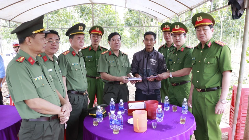 Ban giám đốc Công an tỉnh Bình Phước đến thăm động viên gia đình hai chiến sĩ gặp nạn. Ảnh: CACC