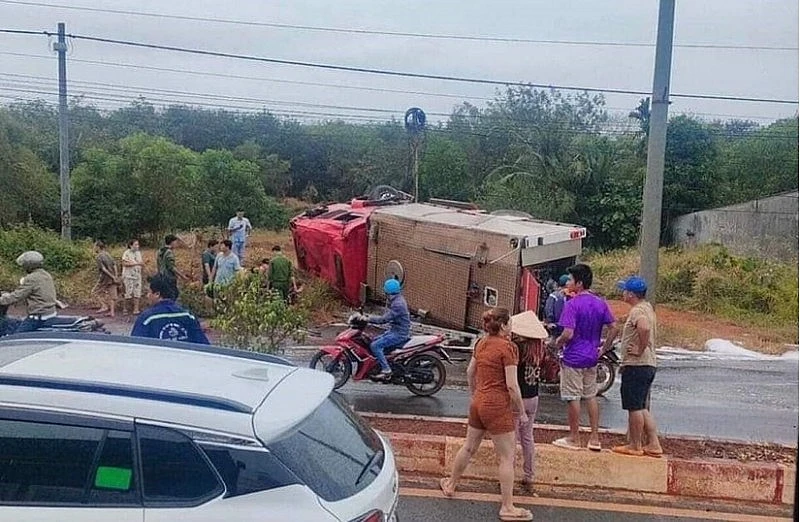 Thời điểm chiếc xe chữa cháy gặp nạn, trời đang có mưa nhỏ. Ảnh: NDCC