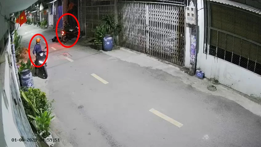 Rạng sáng 8-1 hai tên trộm đã lấy một chiếc xe máy trị giá hơn 50 triệu đồng, tại TP Dĩ An. Ảnh: Cắt từ camera