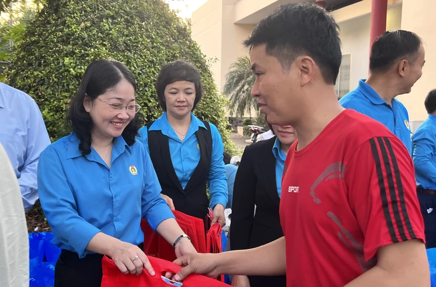 Bình Dương tặng 5.000 cặp vé, đưa công nhân lên tàu về quê đón tết