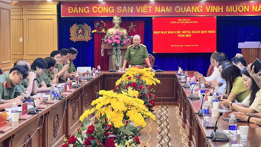 Đại tá Trần Văn Chính, Phó Giám đốc Công an tỉnh Bình Dương thông tin về tình hình ANTT và PCTP trong thời gian qua. Ảnh: LÊ ÁNH