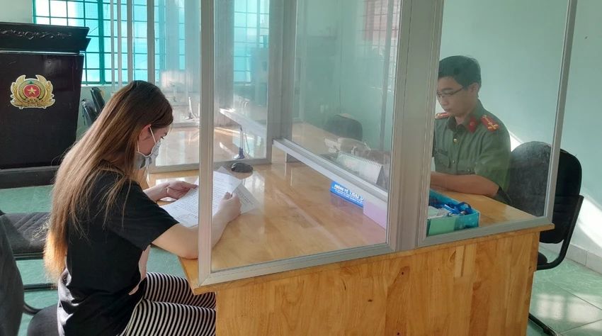 Cơ quan công an làm việc với chị H. Ảnh: LÊ ÁNH Cơ quan công an làm việc với chị H. Ảnh: LÊ ÁNH