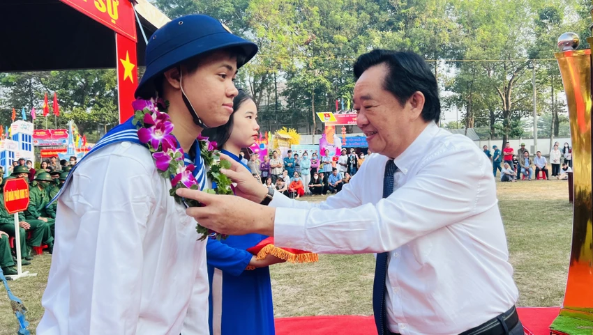 Ông Nguyễn Hoàng Thao, Phó Bí thư thường trực Tỉnh ủy Bình Dương trao hoa động viên các thanh niên lên đường nhập ngũ.