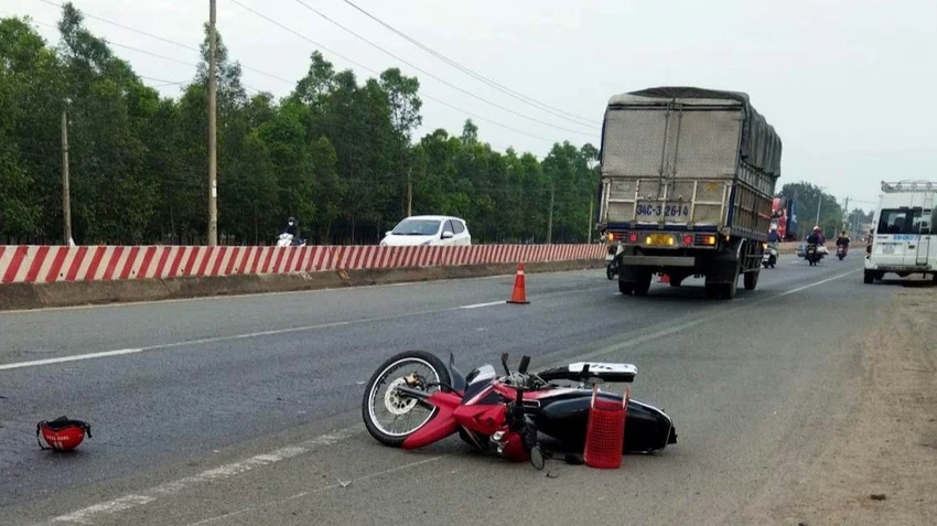 Hai vợ chồng tử vong thương tâm dưới gầm xe tải. Ảnh: CACC Hai vợ chồng tử vong thương tâm dưới gầm xe tải. Ảnh: CACC