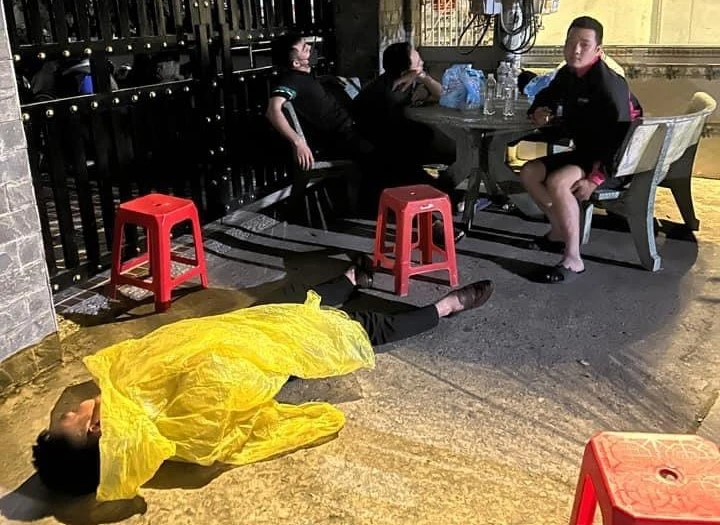 Người dân tự canh xe máy bị mất trộm của mình trong đêm 23-2. Ảnh: Người dân cung cấp Người dân tự canh xe máy bị mất trộm của mình trong đêm 23-2. Ảnh: Người dân cung cấp