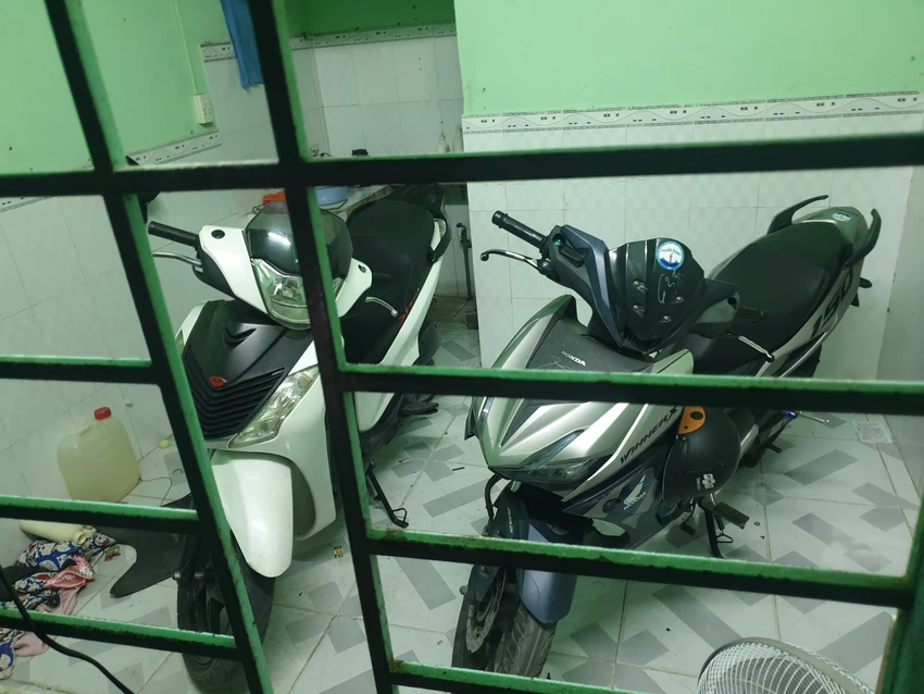 Hai chiếc xe bị mất trộm được để trong phòng trọ. Ảnh: Người dân cung cấp Hai chiếc xe bị mất trộm được để trong phòng trọ. Ảnh: Người dân cung cấp