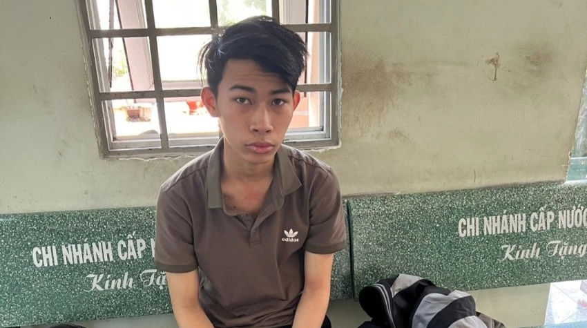 Tên cướp bị lực lượng CSGT bắt giữ giao cho công an phường xử lý. Ảnh: CACC Tên cướp bị lực lượng CSGT bắt giữ giao cho công an phường xử lý. Ảnh: CACC