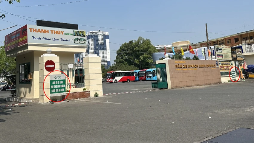 Hai tấm bảng đặt trước cổng bến xe Bình Dương gây bức xúc cho người dân. Ảnh: LA Hai tấm bảng đặt trước cổng bến xe Bình Dương gây bức xúc cho người dân. Ảnh: LA