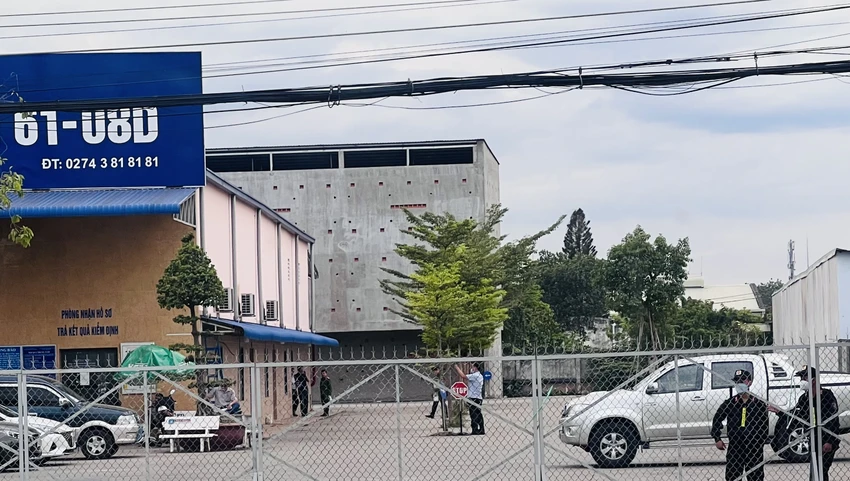 Thời điểm cơ quan công an khám xét trung tâm đăng kiểm này. Ảnh: LÊ ÁNH