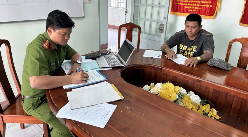 Người đàn ông có hành vi chửi bới lực lượng chức năng bị lập bản vi phạm hành chính. Người đàn ông có hành vi chửi bới lực lượng chức năng bị lập bản vi phạm hành chính.