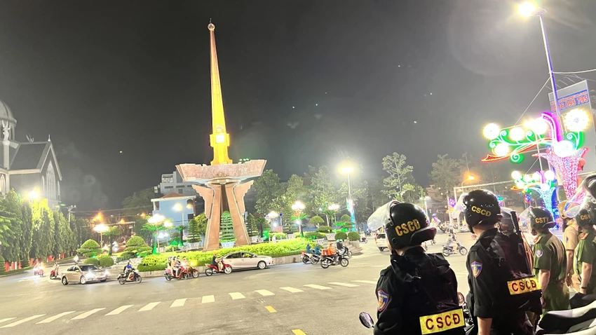 Tổ tuần tra đặc biệt 171 tuần tra xuyên đêm để tấn công trấn áp các loại tội phạm. Ảnh: LÊ ÁNH Tổ tuần tra đặc biệt 171 tuần tra xuyên đêm để tấn công trấn áp các loại tội phạm. Ảnh: LÊ ÁNH