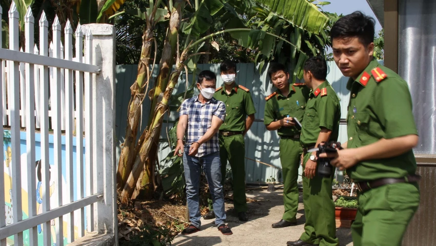 Cơ quan điều tra đưa Ngọc đến hiện trường để thực nghiệm lại vụ trộm. Ảnh: CACC