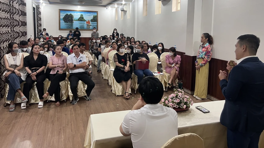 Rất đông phụ huynh tại Bình Dương có mặt tại buổi đối thoại. Ảnh: LÊ ÁNH Rất đông phụ huynh tại Bình Dương có mặt tại buổi đối thoại. Ảnh: LÊ ÁNH