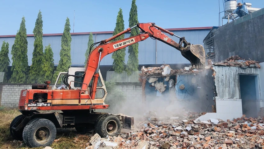 Dãy nhà liền kề xây dựng không phép tại thị xã Tân Uyên bị cưỡng chế. Dãy nhà liền kề xây dựng không phép tại thị xã Tân Uyên bị cưỡng chế.