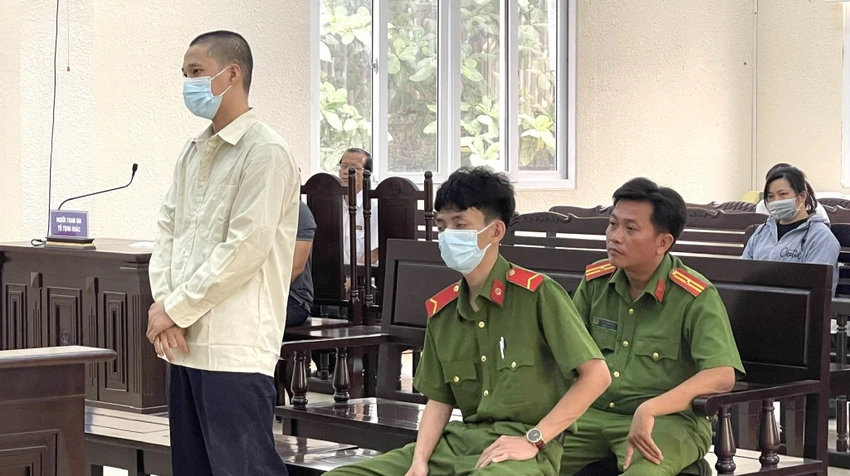 Bị cáo đi cướp xe ôm để kiếm tiền trả nợ cho bạn gái. cướp xe ôm