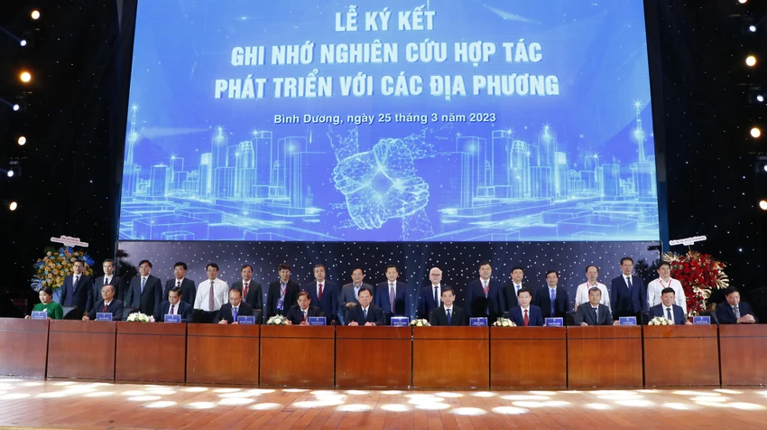 Chín địa phương ký kết nghiên cứu đưa mô hình của Bình Dương về tạo động lực cho kinh tế địa phương phát triển. Ảnh: LÊ ÁNH Chín địa phương ký kết nghiên cứu đưa mô hình của Bình Dương về tạo động lực cho kinh tế địa phương phát triển. Ảnh: LÊ ÁNH