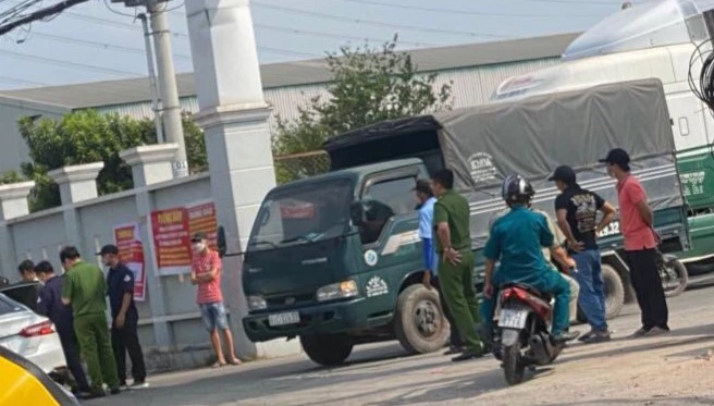 Sáng cùng ngày nhiều nhân viên tại trung tâm này được lực lượng công an đưa về trụ sở làm việc. Ảnh: LA Sáng cùng ngày nhiều nhân viên tại trung tâm này được lực lượng công an đưa về trụ sở làm việc. Ảnh: LA