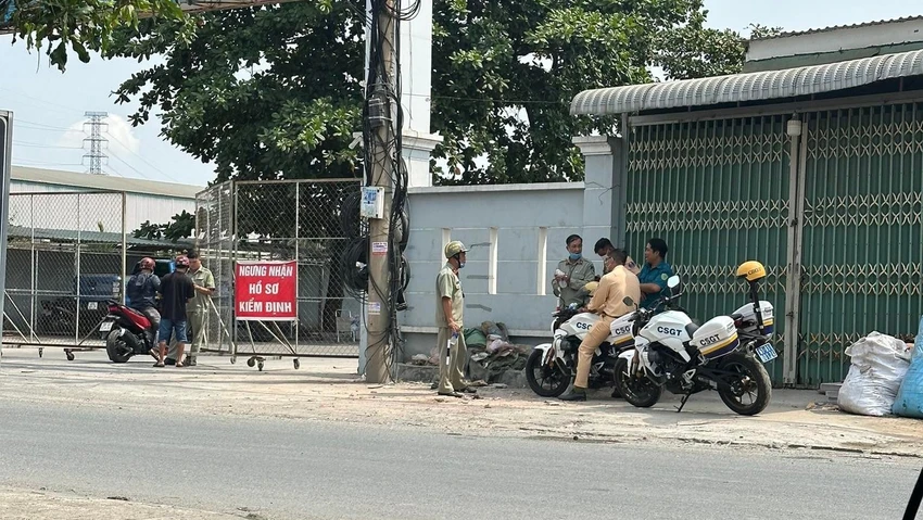 Lực lượng công an phong tỏa, bảo vệ bên ngoài Trung đăng kiểm xe cơ giới 61-09D. Ảnh: LA Lực lượng công an phong tỏa, bảo vệ bên ngoài Trung đăng kiểm xe cơ giới 61-09D. Ảnh: LA