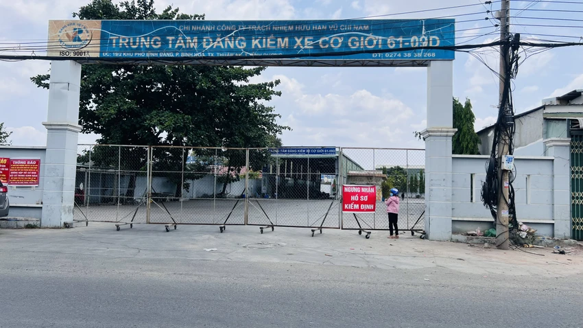 Đến trưa cùng ngày, bên trong trung tâm chỉ còn lại bảo vệ và một số nhân viên. Ảnh: LA Đến trưa cùng ngày, bên trong trung tâm chỉ còn lại bảo vệ và một số nhân viên. Ảnh: LA