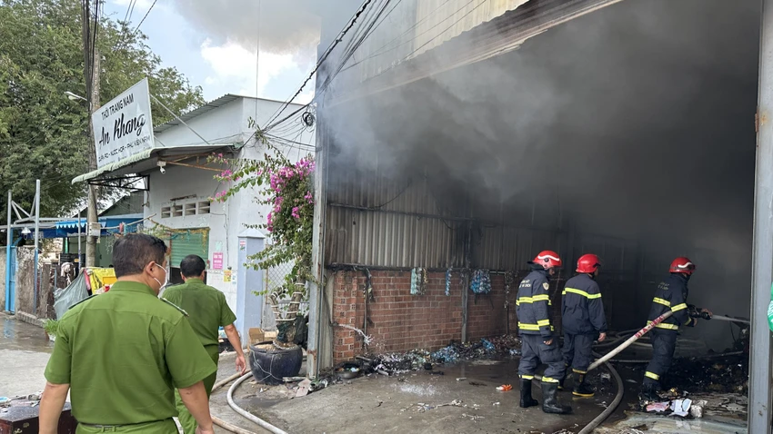 Thượng tá Hà Minh Thắng, Trưởng Công an TP Thủ Dầu Một có mặt tại hiện trường chỉ đạo công tác chữa cháy và bắt giữ nam thanh niên. Ảnh: LA