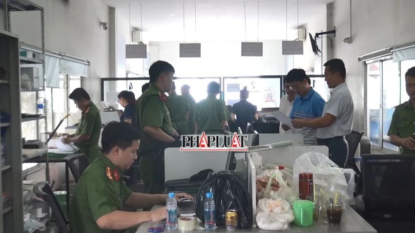 Ngày 28-3, Cơ quan điều tra đã khám xét Trung tâm đăng kiểm xe cơ giới 61.09D. Ảnh: LA Ngày 28-3, Cơ quan điều tra đã khám xét Trung tâm đăng kiểm xe cơ giới 61.09D. Ảnh: LA