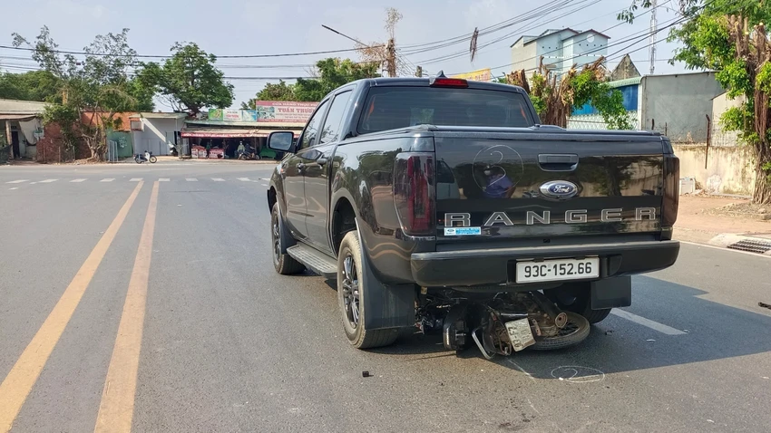 Chiếc xe máy nằm dưới gầm xe ô tô bán tải. Ảnh: LA Chiếc xe máy nằm dưới gầm xe ô tô bán tải