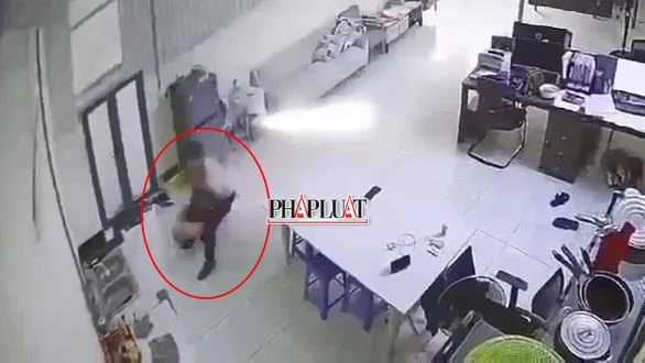 Nữ kế toán bị giám đốc người nước ngoài khống chế đưa vào nhà vệ sinh. Cắt từ camera sát hại nữ kế toán