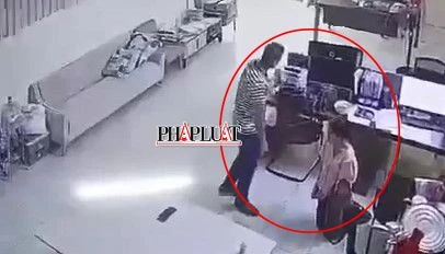 Nữ kế toán quỳ xuống cầu xin. Cắt từ camera sát hại nữ kế toán