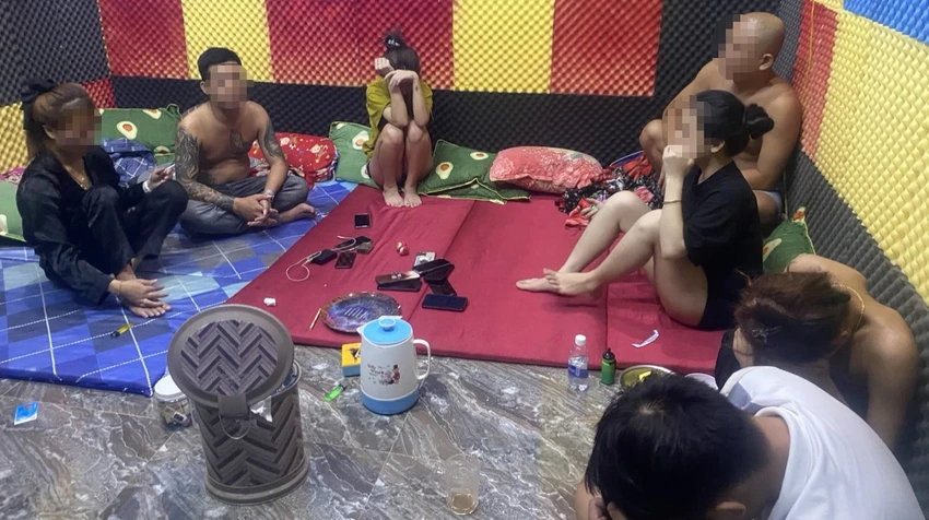 Nhóm thanh niên nam nữ đang "bay lắc" thì bị bắt. Ảnh: CACC Nhóm thanh niên nam nữ đang "bay lắc" thì bị bắt. Ảnh: CACC