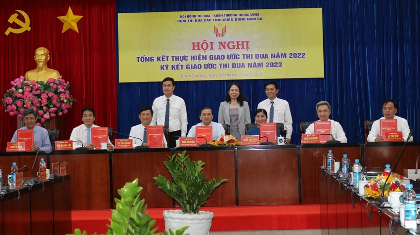 7 tỉnh trong Cụm thi đua miền Đông Nam bộ ký giao ước thi đua. Ảnh: LA 7 tỉnh trong Cụm thi đua miền Đông Nam bộ ký giao ước thi đua. Ảnh: LA