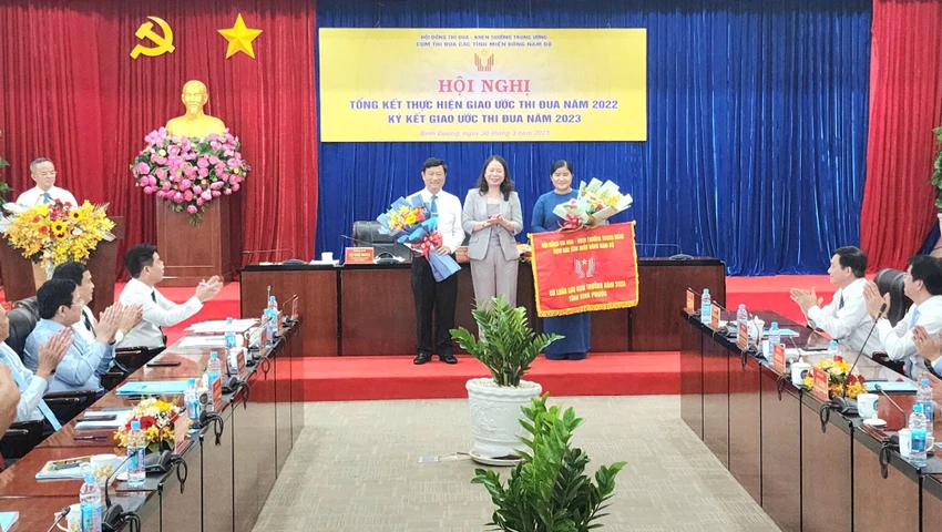 Bình Dương trao cờ luân lưu cho Bình Phước làm Cụm trưởng thi đua năm 2023. Ảnh: LA Bình Dương trao cờ luân lưu cho Bình Phước làm Cụm trưởng thi đua năm 2023. Ảnh: LA