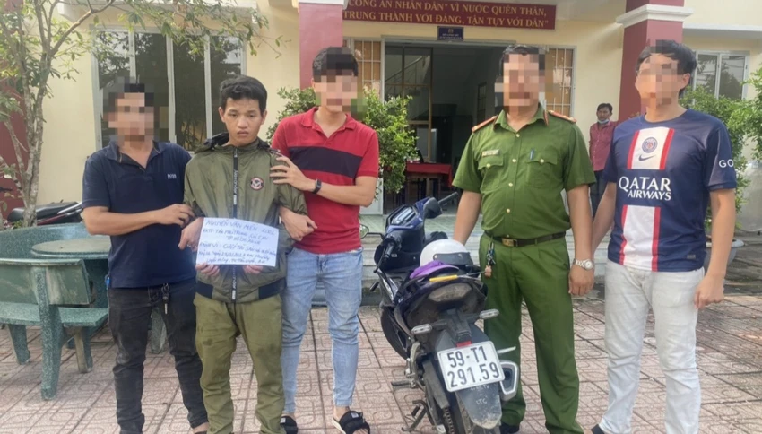 Mến bị lực lượng công an bắt giữ. Ảnh: CACC Mến bị lực lượng công an bắt giữ. Ảnh: CACC
