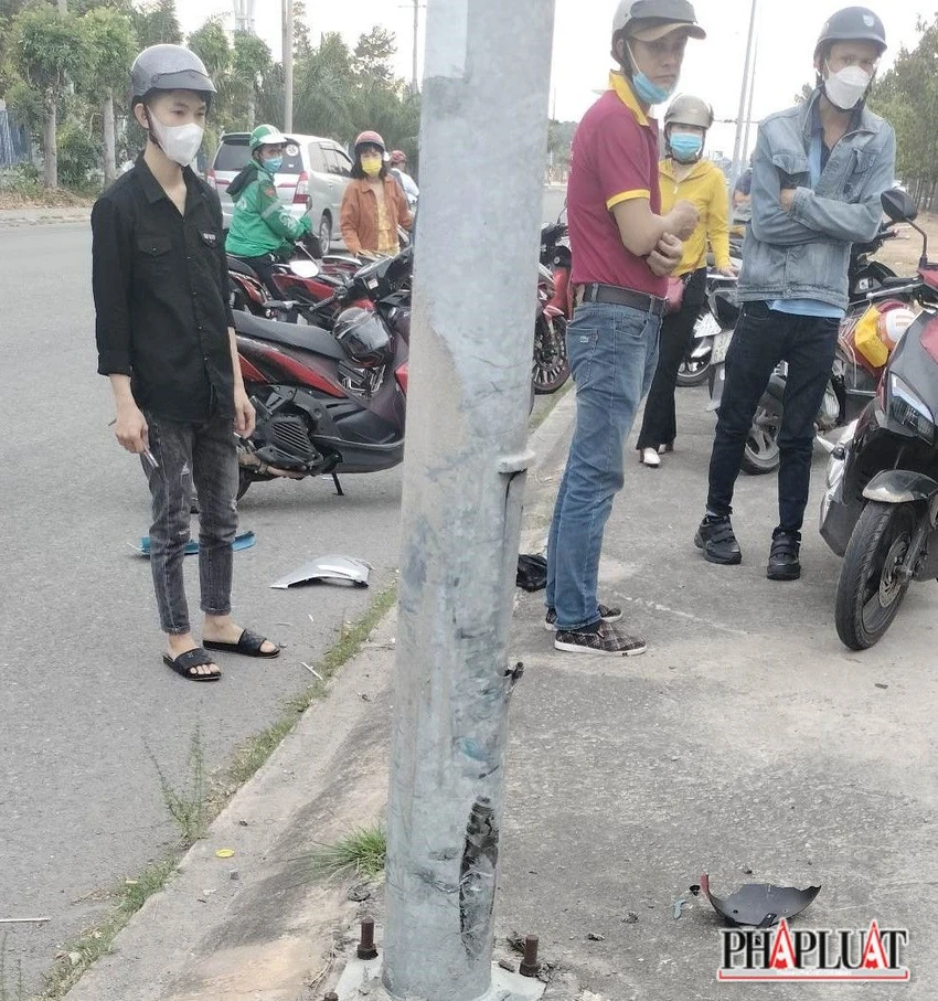 Cột đèn bên đường bị móp méo sau cú tông mạnh. Ảnh: LƯƠNG LONG tai nạn chết người