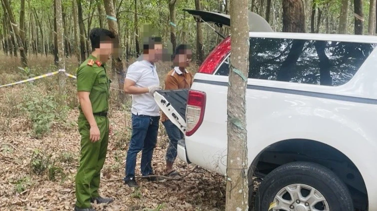 Chiếc xe mà nghi phạm đã bỏ lại trong rừng cao su cách hiện trường gây án khoảng 10 km. Ảnh: LA Chiếc xe mà nghi phạm đã bỏ lại trong rừng cao su cách hiện trường gây án khoảng 10 km. Ảnh: LA