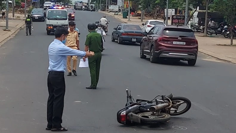 Lực lượng công an khám nghiệm hiện trường điều tra nguyên nhân vụ tai nạn. Ảnh: LA Lực lượng công an khám nghiệm hiện trường điều tra nguyên nhân vụ tai nạn