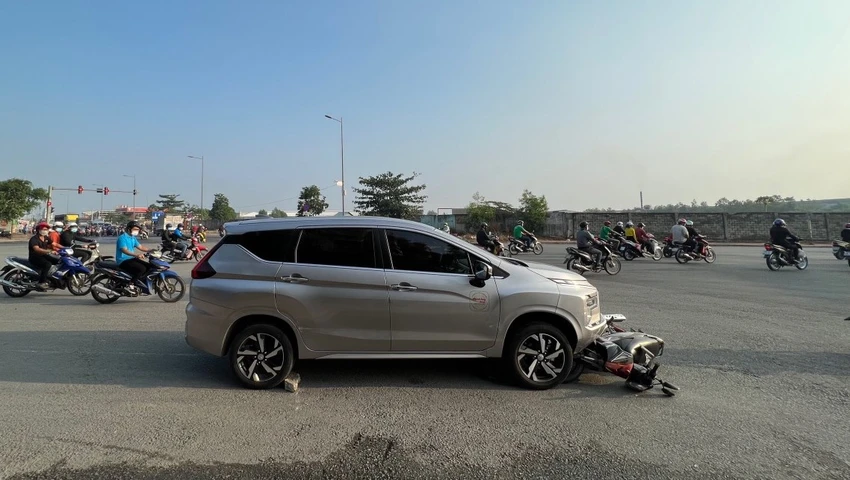 Chiếc xe ô tô kéo lê một chiếc xe máy lao nhanh về phía trước, nhưng bị lực lượng công an bắt giữ. Ảnh: LA Chiếc xe ô tô kéo lê một chiếc xe máy lao nhanh về phía trước, nhưng bị lực lượng công an bắt giữ. Ảnh: LA