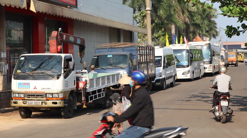 Xung quanh khu vực gần trạm đăng kiểm các xe chờ đăng kiểm cũng đậu kiểm. Ảnh: LA Xung quanh khu vực gần trạm đăng kiểm các xe chờ đăng kiểm cũng đậu kiểm. Ảnh: LA