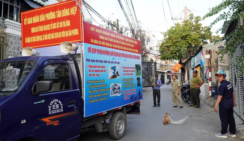 Đội bắt chó mèo thả rông vừa đi bắt vừa tuyên truyền nâng cao ý thức của người dân. Ảnh: DUY HỘI Đội bắt chó mèo thả rông vừa đi bắt vừa tuyên truyền nâng cao ý thức của người dân